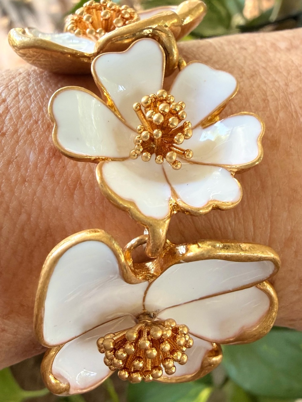 OSCAR DE LA RENTA White/Gold Enamel Flower Gardenia Bracelet Toggle / Signed
